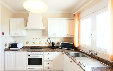 Sara: Comptoir, Pièce, Propriété, Cuisine, Meubles, Cabinetry, Design Intérieur, Plafond, Sol, Bâtiment