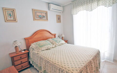 Tamarit Beach: Chambre, Lit, Propriété, Pièce, Meubles, Drap De Lit, Literie, Cadre De Lit, Design Intérieur, Sol