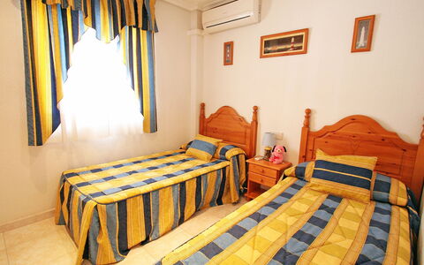Tamarit Beach: Chambre, Lit, Pièce, Meubles, Drap De Lit, Propriété, Cadre De Lit, Design Intérieur, Jaune, Literie