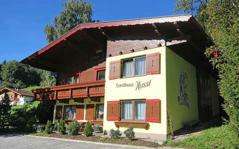 Hussl: Plante, Ciel, Fenêtre, Arbre, Bâtiment, Chalet, Façade, Zone Rurale, Toit