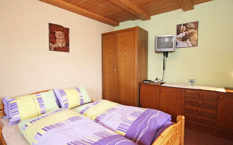 Hussl: Chambre, Lit, Pièce, Meubles, Drap De Lit, Propriété, Literie, Cadre De Lit, Plafond, Mur