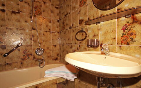 Hussl: Salle De Bains, Pièce, Propriété, Mur, Design Intérieur, Robinet, Tuile, Baignoire, Sol, Maison