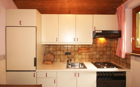 Hussl: Cabinetry, Evier, Comptoir, Propriété, Évier, Appareil De Cuisine, Cuisine, Cuisinière, Bâtiment, Électroménager