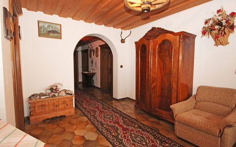 Hussl: Propriété, Bâtiment, Bois, Éclairage, Design Intérieur, Sol, Sol, Salon, Confort, Salle