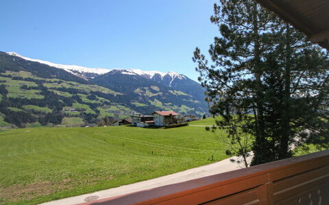 Hussl: Ciel, Propriété, Montagne, Plante, Arbre, Bâtiment, Pente, Maison, Bois, Herbe