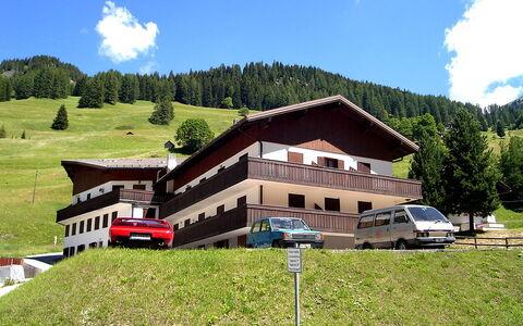 Canazei 700: Nuage, Ciel, Voiture, Bâtiment, Montagne, Arbre, Paysage Naturel, Plante, Maison, Montagnes