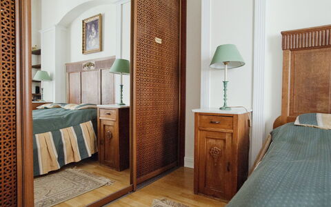 Rynek Starego Miasta: Meubles, Chambre, Lit, Bois, Sol, Design Intérieur, Sol, Drap De Lit, Literie, Pièce