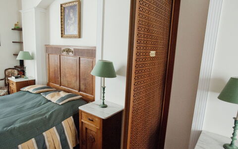Rynek Starego Miasta: Meubles, Lit, Chambre, Mur, Design Intérieur, Bois, Literie, Drap De Lit, Sol, Pièce