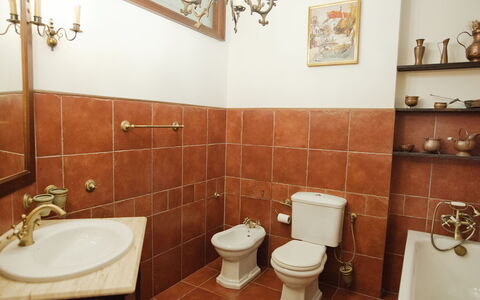 Rynek Starego Miasta: Siège De Toilette, Salle De Bains, Lavabo, Sol, Luminaire Plomberie, Design Intérieur, Toilette, Sol, Évier, Robinet