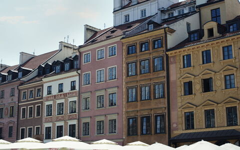 Rynek Starego Miasta: Bâtiment, Fenêtre, Ville, Ville, Façade, Usage Mixte, Centre De La Ville, Parapluie, Place