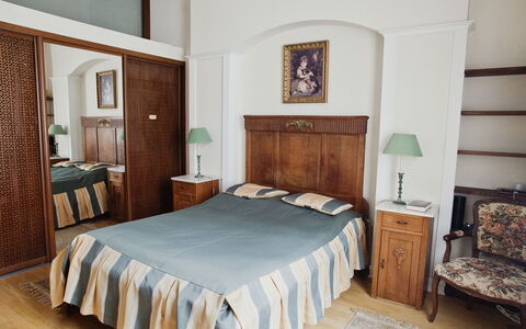 Rynek Starego Miasta: Meubles, Lit, Chambre, Design Intérieur, Sol, Bois, Sol, Drap De Lit, Literie, Pièce