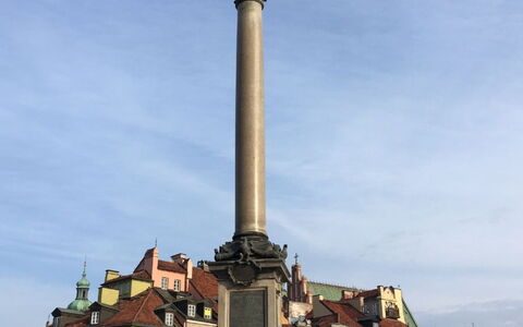 Rynek Starego Miasta: Ciel, Nuage, Statue, Architecture, Bâtiment, Sculpture, Ville, Monument, Art