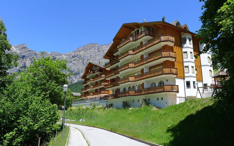 Edelweiss D: Ciel, Plante, Bâtiment, Propriété, Montagne, Arbre, Fenêtre, Lot Terre, Design Urbain, Quartier