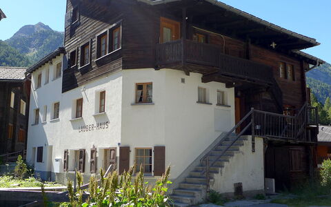 Lauberhaus: Plante, Ciel, Propriété, Bâtiment, Fenêtre, Architecture, Végétation, Maison, Escaliers
