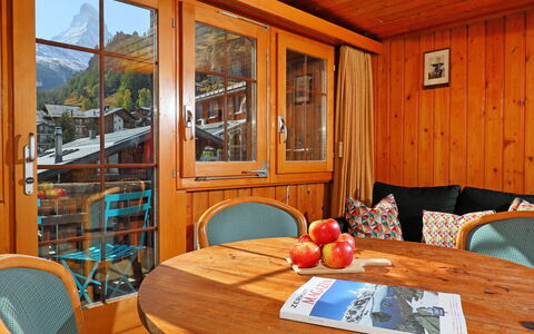 Lauberhaus: Meubles, Table, Propriété, Chaise, Fenêtre, Bois, Design Intérieur, Orange, Tache De Bois, Chalet