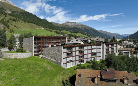Residenz Cresta Kulm B26: Herbe, Bois, Maison, Chalet, Toit, Arbuste, Domicile, Siding, Lot Terre