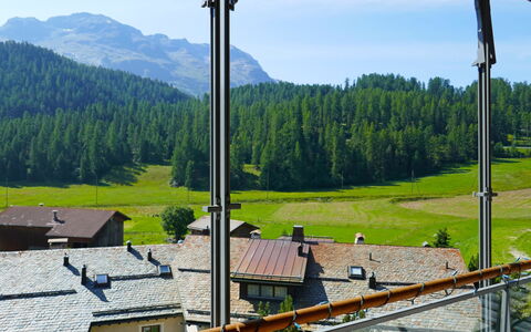Residenz Cresta Kulm B26: Ciel, Bâtiment, Fenêtre, Arbre, Maison, Montagne, Lot Terre, Montagnes, Biome, Bois