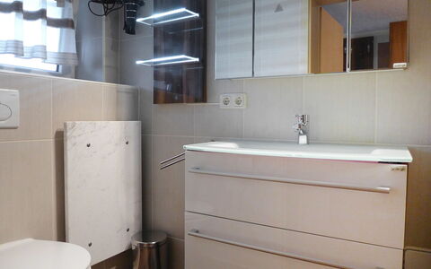 Edelmann: Salle De Bains, Propriété, Pièce, Armoire De Toilette, Robinet, Luminaire Plomberie, Design Intérieur, Évier, Meubles, Accessoire Salle De Bain
