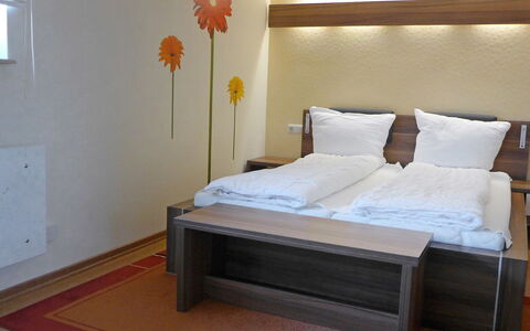 Edelmann: Lit, Chambre, Meubles, Pièce, Cadre De Lit, Matelas, Propriété, Drap De Lit, Sol, Design Intérieur