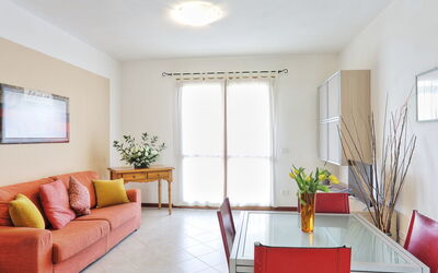 A2 50.2: Salon, Pièce, Propriété, Design Intérieur, Meubles, Bâtiment, Rouge, Jaune, Orange, Plafond