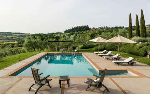 Villa Danilo: L'Eau, Ciel, Plante, Propriété, Piscine, La Nature, Mobilier De Jardin, Ombre, Arbre, Loisir