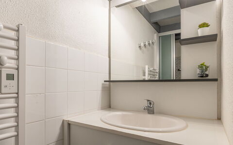 Capbreton 606: Miroir, Robinet, Luminaire Plomberie, Lavabo, Armoire De Toilette, Évier, Bâtiment, Meubles, Propriété, Salle De Bains