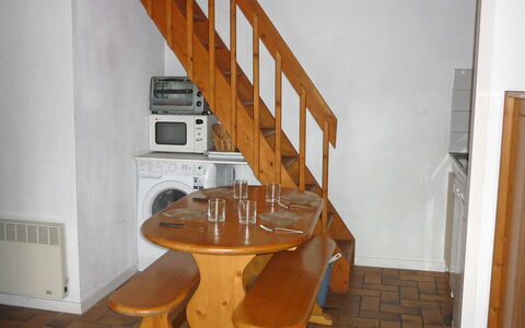 Capbreton 606: Escaliers, Pièce, Balustrade, Meubles, Table, Bois, Chaise, Sol, Maison, Tache De Bois