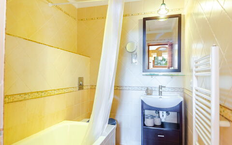Cala Torta Na Lluny: Miroir, Luminaire Plomberie, Baignoire, Propriété, Robinet, Bâtiment, Cabinetry, Armoire De Toilette, Tiroir, Salle De Bains