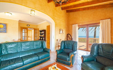 Cala Torta Na Lluny: Canapé, Meubles, Propriété, Cadre, Table, Bleu Azur, Design Intérieur, Éclairage, Salon, Sol