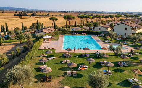 Campiglia Marittima 150: Plante, Ciel, L'Eau, Lot Terre, Arbre, Design Urbain, Herbe, Piscine, Loisir, Ombre