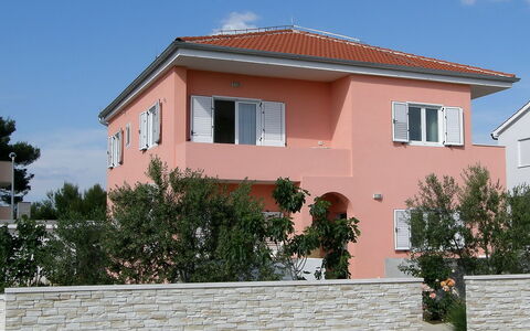 Vodice 401: Ciel, Plante, Bâtiment, Propriété, Fenêtre, Nuage, Maison, Porte, Arbre
