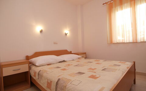 Vodice 401: Chambre, Lit, Meubles, Pièce, Propriété, Drap De Lit, Matelas, Cadre De Lit, Mur, Sol