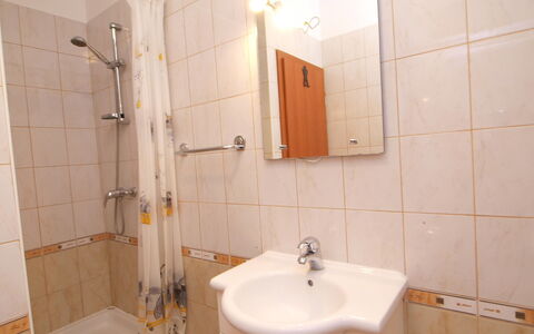 Vodice 401: Salle De Bains, Propriété, Pièce, Tuile, Robinet, Design Intérieur, Architecture, Immobilier, Maison, Bâtiment