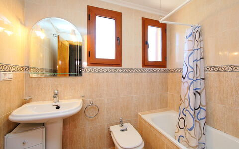 Balcon de Finestrat: Salle De Bains, Propriété, Pièce, Design Intérieur, Tuile, Mur, Immobilier, Plafond, Évier, Architecture