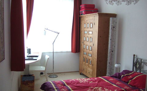 Promenade Wohnung 21: Pièce, Chambre, Meubles, Propriété, Rouge, Lit, Rideau, Design Intérieur, Rose, Drap De Lit