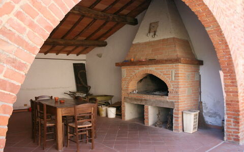 Fattoria le Chianacce: Foyer, Maconnerie Four, Propriété, Pièce, Cambre, Bâtiment, Cheminée, Maison, Brique, Immobilier