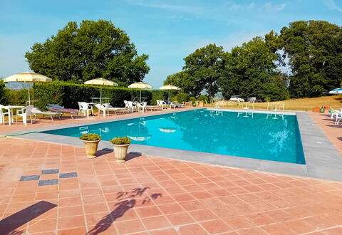 Fattoria le Chianacce: L'Eau, Ciel, Plante, Bâtiment, Piscine, Bleu Azur, Arbre, Mobilier De Jardin, Nuage, Chaise