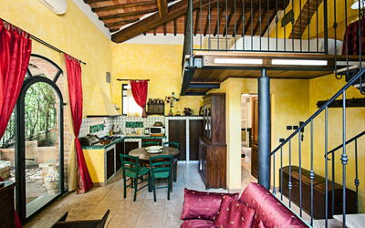 La Limonaia: Propriété, Pièce, Bâtiment, Design Intérieur, Jaune, Maison, Immobilier, Meubles, Domicile, Grenier