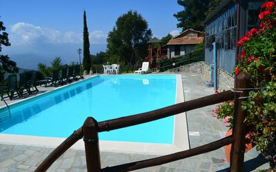 Agriturismo Flora: L'Eau, Plante, Bâtiment, Propriété, Piscine, Ciel, Fleur, Bleu Azur, Arbre, Nuage