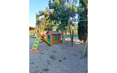 Villa Alabastro: Équipement Extérieur Play, Toboggan, Espace Public, Terrain De Jeux, Chute, Jardin, Arrière-Cour, Ombre, Loisir, Pelouse