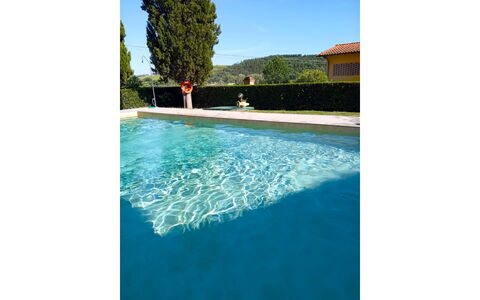 Villa Alabastro: Piscine, Sol, Dalle, Composite, Ombre, Jardin, Tuile, Caractéristique De L'Eau, Béton, Mobilier De Jardin
