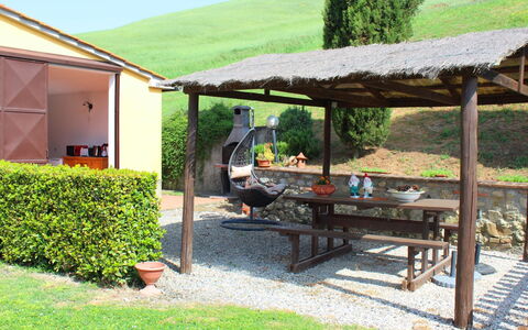 Villa Alabastro: Plante, Propriété, Extérieur Banc, Ombre, Mobilier De Jardin, Lot Terre, Tableau De Plein Air, Table, Loisir, Table De Pique-Nique