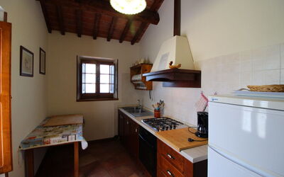 Poiana: Cabinetry, Meubles, Propriété, Comptoir, Fenêtre, Bâtiment, Bois, Cuisine, Tiroir, Éclairage