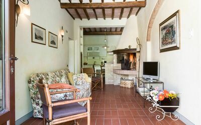 Poggio Falchi: Propriété, Pièce, Bâtiment, Maison, Meubles, Design Intérieur, Immobilier, Plafond, Salon, Sol