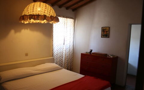 Agriturismo Bevignano: Pièce, Chambre, Meubles, Lampshade, Lit, Propriété, Accessoire D'Éclairage, Éclairage, Design Intérieur, Bâtiment