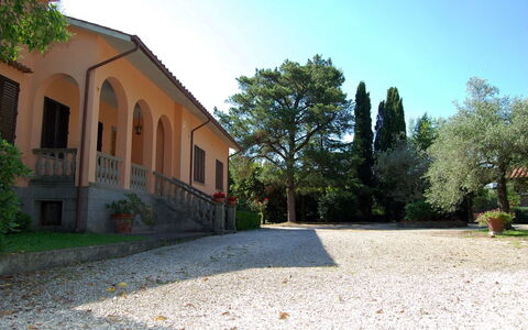 Casa Grion: Plante, Ciel, Bâtiment, Arbre, Fenêtre, Ombre, Lot Terre, Surface De La Route, Herbe, Paysage
