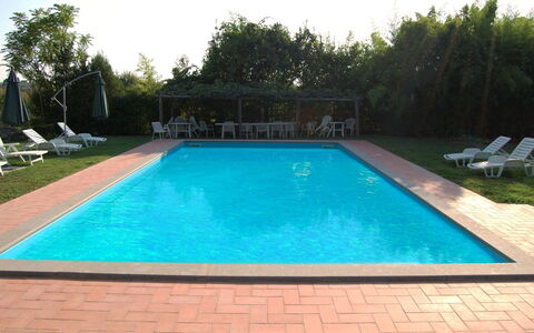 Casa Grion: L'Eau, Plante, Piscine, Ciel, Rectangle, Ombre, Arbre, Composite, Loisir, Herbe