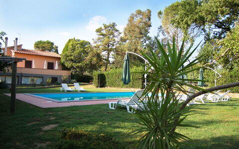 Casa Grion: L'Eau, Plante, Ciel, Bâtiment, Nuage, Piscine, Fenêtre, Arbre, Ombre, Chaise
