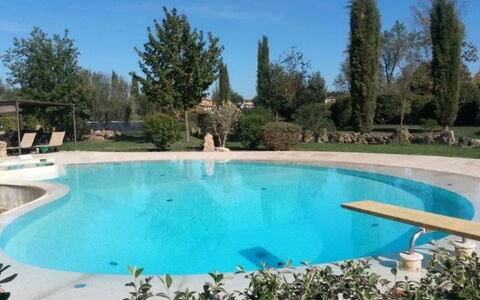Pieve di Sant Ippolito: L'Eau, Ciel, Plante, Propriété, Piscine, La Nature, Bleu Azur, Arbre, Plan D'Eau, Ombre