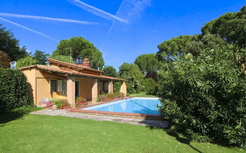 Pagliazzone: Piscine, Arbuste, Maison, Domicile, Zone Résidentielle, Recours, Jardin, Chalet, Ombre, Biens